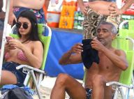 Romário leva a nova namorada, 31 anos mais nova, à praia do Rio. Veja fotos!
