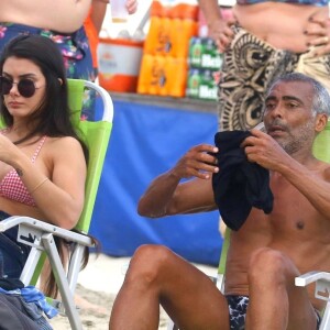 Nova namorada de Romário acompanhou o ex-jogador em dia de praia neste feriado de Corpus Christi, 20 de junho de 2019