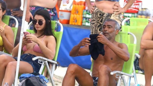 Romário leva a nova namorada, 31 anos mais nova, à praia do Rio. Veja fotos!
