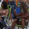 Nova namorada de Romário acompanhou o ex-jogador em dia de praia no Rio de Janeiro