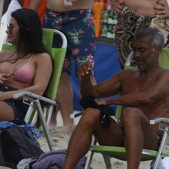 Nova namorada de Romário acompanhou o ex-jogador em dia de praia no Rio de Janeiro