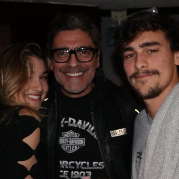 Sasha Meneghel e Bruno Montaleone assistiram peça de Junno Andrade, namorado de Xuxa, em maio de 2019