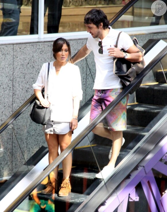 Recém-separada, Daniele Suzuki passeia com amigo no shopping Rio Design, na Barra da Tijuca, na zona oeste do Rio de Janeiro, em 19 de fevereiro de 2013