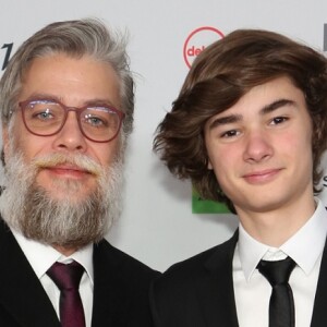 Fabio Assunção fez montagem de fotos para destacar a semelhança com o filho, João, e usou um aplicativo de rede social para aparecer com óculos escuros iguais ao adolescente