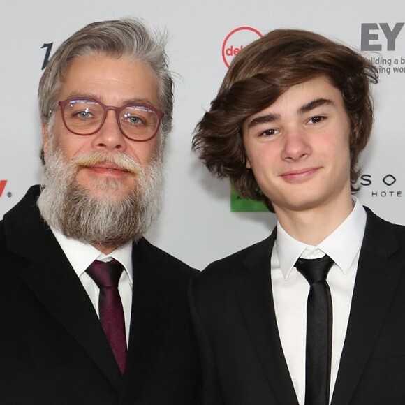 Fabio Assunção fez montagem de fotos para destacar a semelhança com o filho, João, e usou um aplicativo de rede social para aparecer com óculos escuros iguais ao adolescente