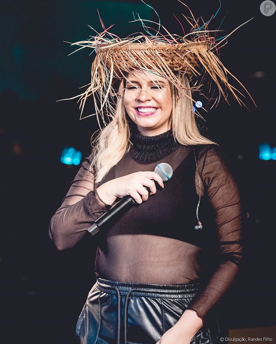 Marilia MendonÃ§a usou top com transparÃªncia, deixando a barriga de gravidez Ã  mostra, e calÃ§a de couro