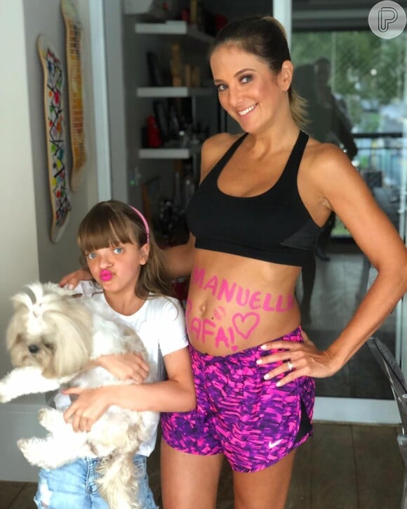 Ticiane Pinheiro caiu na risada ao ver a filha, Rafaella, conversando com a bebê que está na barriga