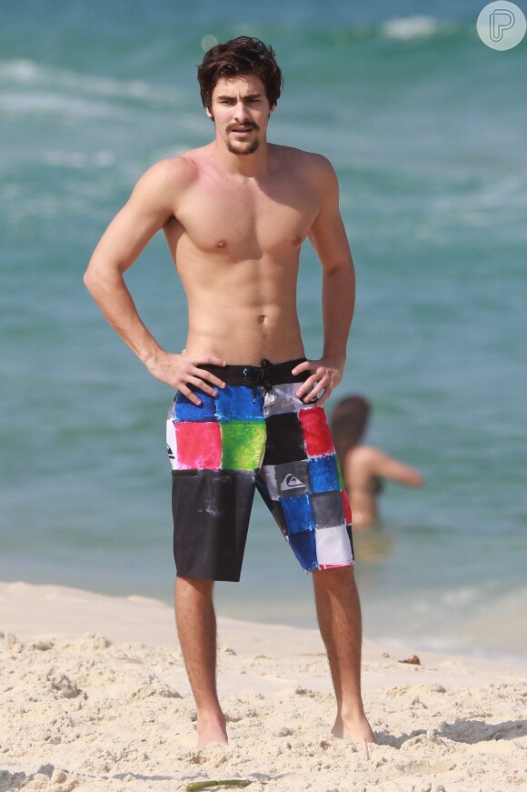 Bruno Montaleone pediu respeito após repercussão de fotos na praia com amiga após terminar namoro com Sasha