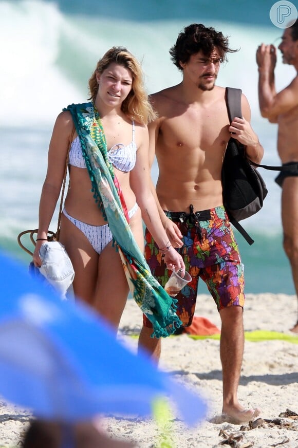 Ex-namorado de Sasha, Bruno Montaleone foi clicado com amiga em dia de praia após terminar relação com a filha de Xuxa