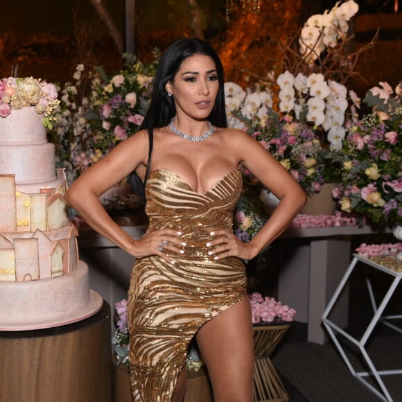 Simaria aposta em look animal print com decote explosivo para festa de 37 anos