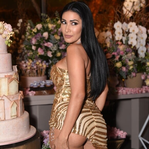 Simaria deixa parte do bumbum à mostra em look assimétrico ao comemorar aniversário