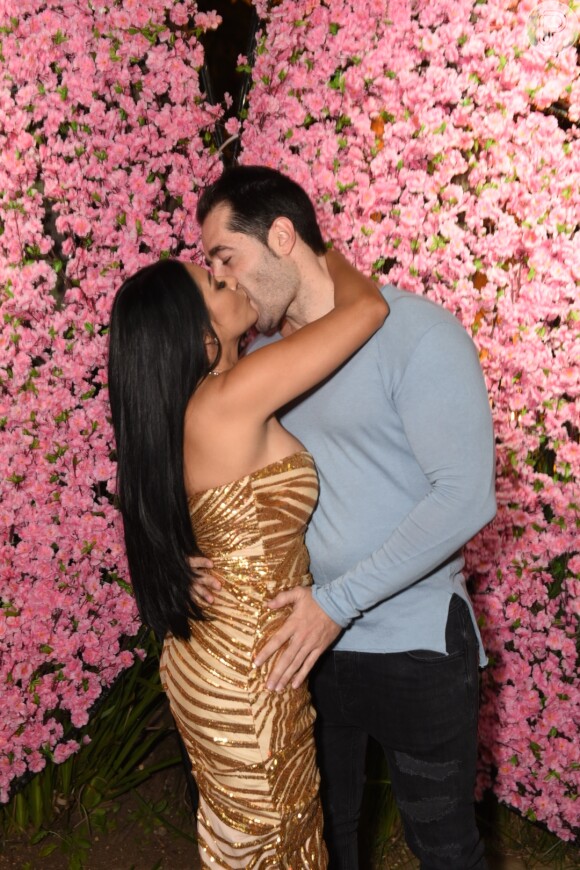 Simaria dá beijo quente no marido, Vicente, em festa de luxo