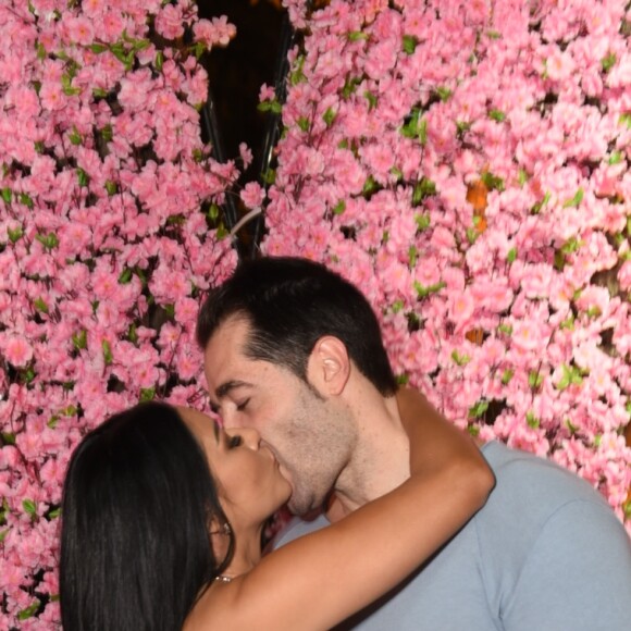 Simaria dá beijo quente no marido, Vicente, em festa de luxo