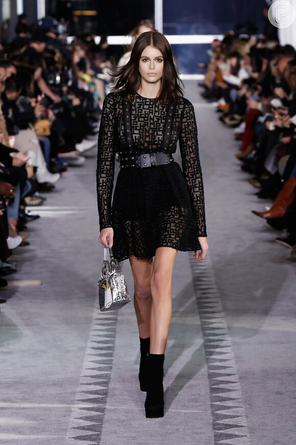 Vestidos pretos que não são nada básicos: a transparência aparece de forma mais casual no look Longchamp