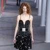 Vestidos pretos que não são nada básicos: look com corset da Louis Vuitton
