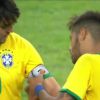 Neymar passa faixa de capitão para Kaká após amistoso Argentina em amistoso neste sábado, 11 de outubro, no estádio Ninho do Pássaro, em Pequim, na China