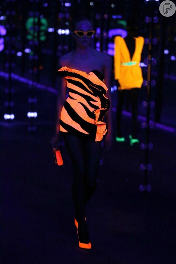 A estampa também apareceu neste look com efeito neon da Yves Saint Laurent