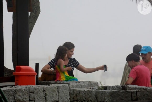 A atriz brincou com a filha e aproveitou para fazer selfie