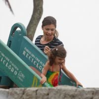 Grazi Massafera leva a filha, Sofia, para brincar em parque no Dia das Crianças