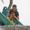 No Dia das Crianças, 12 de outubro de 2014, Grazi Massafera leva filha para brincar no parquinho da orla da praia de São Conrado, na Zona Su do Rio de Janeiro