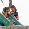 No Dia das Crianças, 12 de outubro de 2014, Grazi Massafera leva filha para brincar no parquinho da orla da praia de São Conrado, na Zona Su do Rio de Janeiro