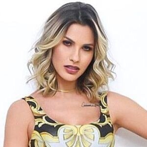 Andressa Suita escolheu look moderno dourado para o Villa Mix neste domingo, 30 de junho de 2019