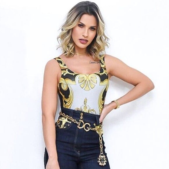 Andressa Suita escolheu look moderno dourado para o Villa Mix neste domingo, 30 de junho de 2019