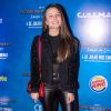 Larissa Manoela apostou em look com transparência e tênis Gucci para ir ao cinema