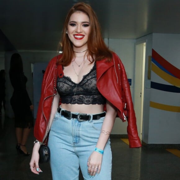 Ex-BBB Ana Clara é adepta da moda da lingerie à mostra