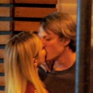 Eliana e o noivo, Adriano Ricco, se beijaram ao deixarem restaurante japonês no Leblon, Zona Sul do Rio de Janeiro, nesta quarta-feira, 3 de julho de 2019