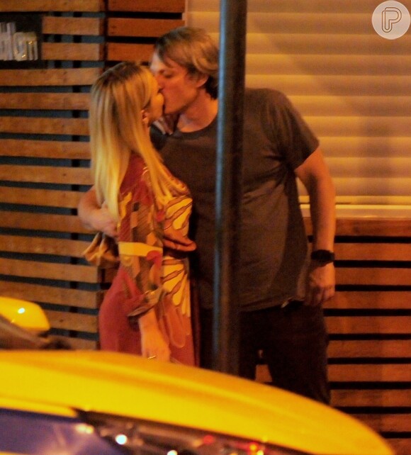 Eliana e o noivo, Adriano Ricco, se beijaram ao deixarem restaurante japonês no Leblon, Zona Sul do Rio de Janeiro, nesta quarta-feira, 3 de julho de 2019