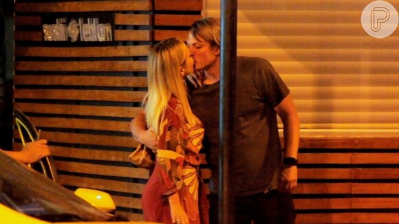 Eliana trocou beijo com o noivo, Adriano Ricco, ao deixar restaurante japonês no Leblon, Zona Sul do Rio de Janeiro, nesta quarta-feira, 3 de julho de 2019