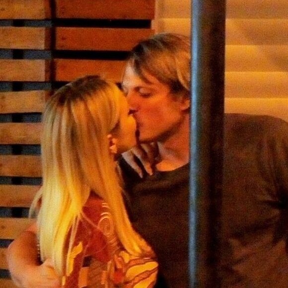 Eliana trocou beijo com o noivo, Adriano Ricco, ao deixar restaurante japonês no Leblon, Zona Sul do Rio de Janeiro, nesta quarta-feira, 3 de julho de 2019