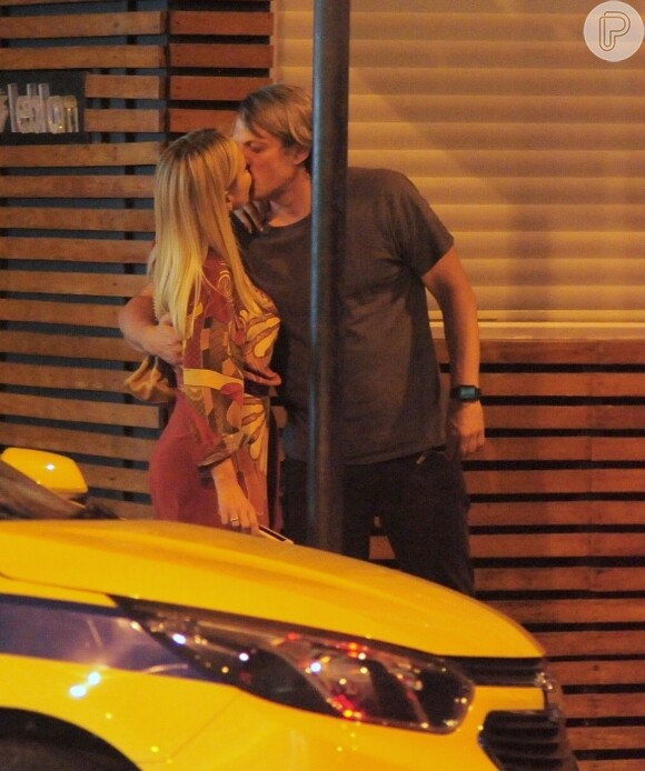 Eliana trocou beijo com o noivo, Adriano Ricco, ao deixar restaurante japonês no Leblon, Zona Sul do Rio de Janeiro