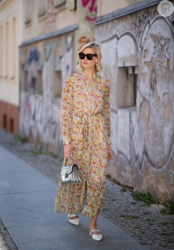Vestido floral longo, em estilo camisa e com flores miúdas é um favorito entre as fashionistas