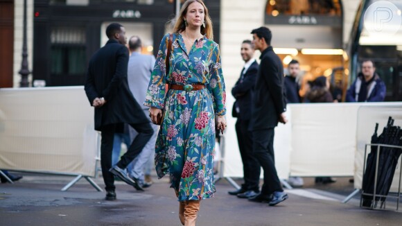 Vestido floral: para o inverno, as botas e o cinto são complementos perfeitos para um look estiloso