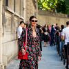 Vestido floral também foi a escolha de Giovanna Battaglia para a Paris Fashion Week