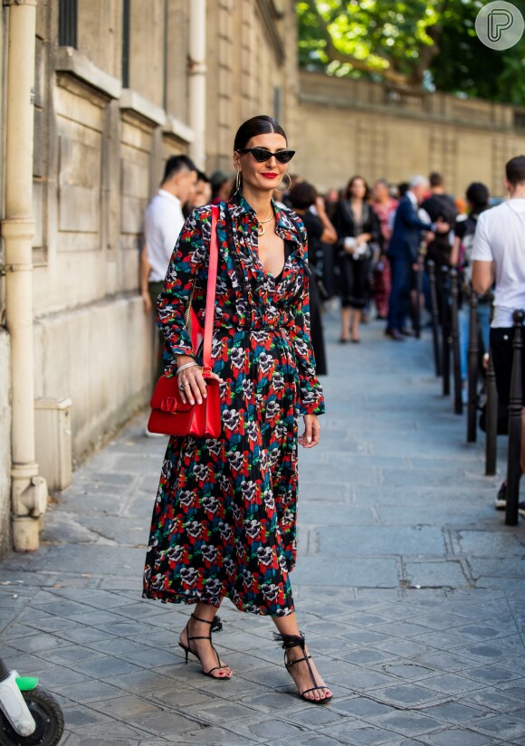 Vestido floral também foi a escolha de Giovanna Battaglia para a Paris Fashion Week