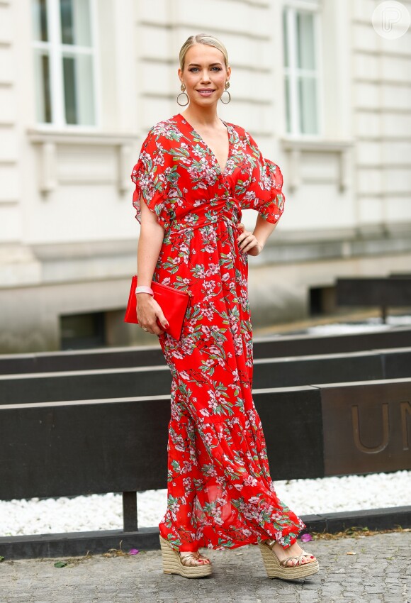 Vestido floral na semana de moda de Berlim