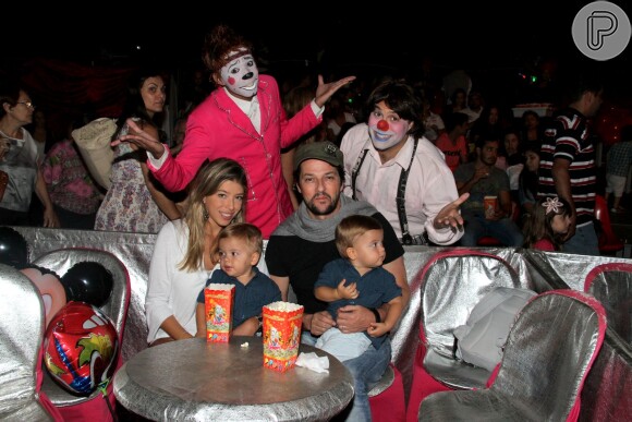 Marcelo Serrado foi com a mulher, Roberta Fernandes, e os filhos gêmeos, Guilherme e Felipe, ao circo