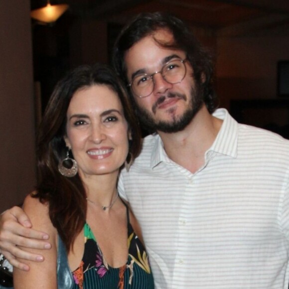 Fátima Bernardes e Túlio Gadêlha cantaram 'É o Amor', sucesso de Zezé Di Camargo e Luciano, no karaokê