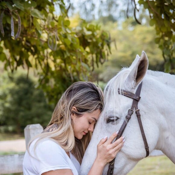 Kelly Key fez carinho e brincou com os animais do local 