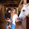 Kelly Key levou o filho mais novo, Arthur, para brincar com o cavalo 