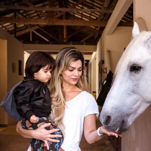 Kelly Key levou o filho mais novo, Arthur, para brincar com o cavalo 