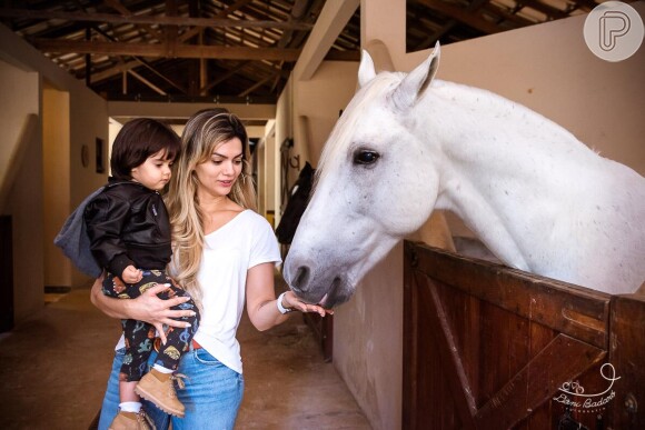 Kelly Key levou o filho mais novo, Arthur, para brincar com o cavalo 