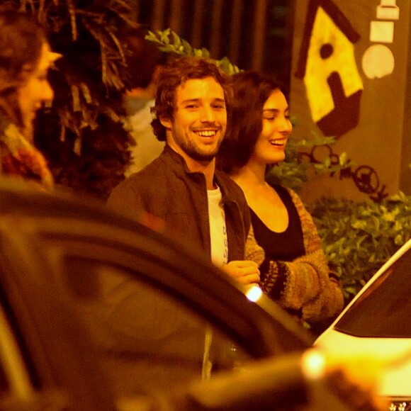 Marina Moschen, de 'Verão 90', e Paulo Avelino estavam com um grupo de amigos em Ipanema
