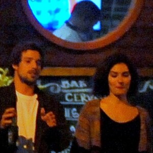 Marina Moschen caminharam juntos em direção à orla de Ipanema
