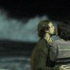 A atriz Marina Moschen e o músico Paulo Avelino trocaram beijos à beira-mar em Ipanema
