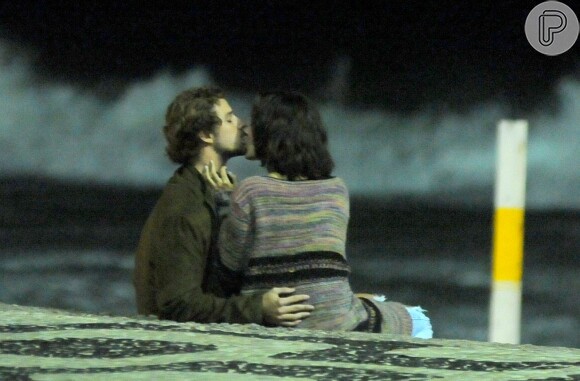A atriz Marina Moschen e o músico Paulo Avelino trocaram beijos à beira-mar em Ipanema