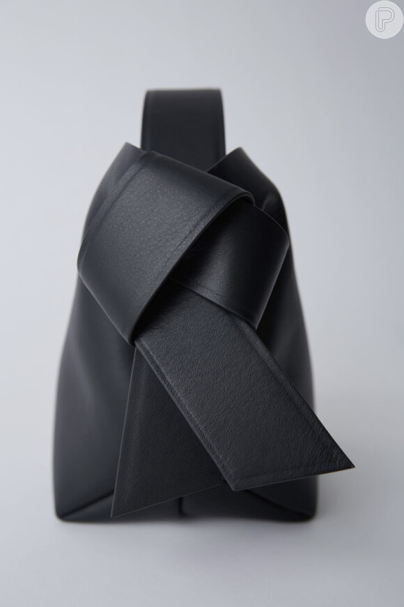 Bolsa tem detalhes inspirados no nó dos cintos tradicionais japoneses 